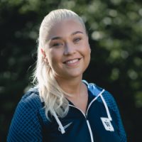 Selvsikkert smil og klar for kamp i sporty antrekk, stråler Oda Kristin Ramøy Åkvik.