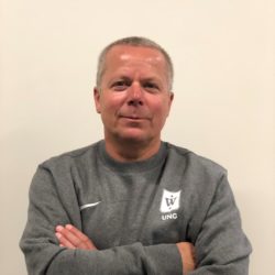 En selvsikker Morten Mørk i grå sportsgenser med korslagte armer smiler til kamera.