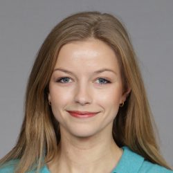 En smilende kvinne, Anna Altinius, med langt blondt hår, iført en turkis topp, mot en grå bakgrunn.