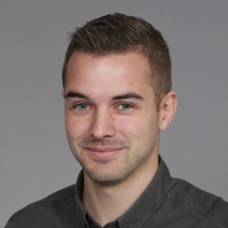 Selvsikker ung mann, Christoph Michael Langseth, med et vennlig smil og kort hår som poserer for et profesjonelt portrett.