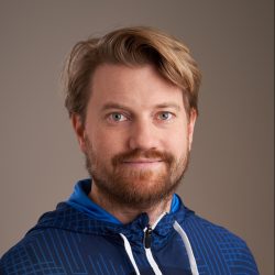 En selvsikker Øystein Thorden Haug med skjegg iført en uformell blå hettegenser og et vennlig smil.