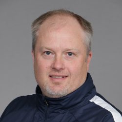 En middelaldrende mann med et vennlig uttrykk, iført mørk jakke med hvite detaljer, og satt mot en nøytral grå bakgrunn er Svenn-Arne Nordheim.