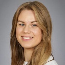 Et profesjonelt hodebilde av en smilende kvinne med langt blondt hår. hun har på seg en lys bluse og har et vennlig og selvsikkert utseende.